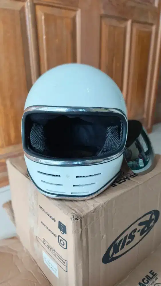 helm cakil warna putih