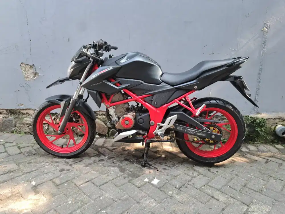 Honda cb150r 2016