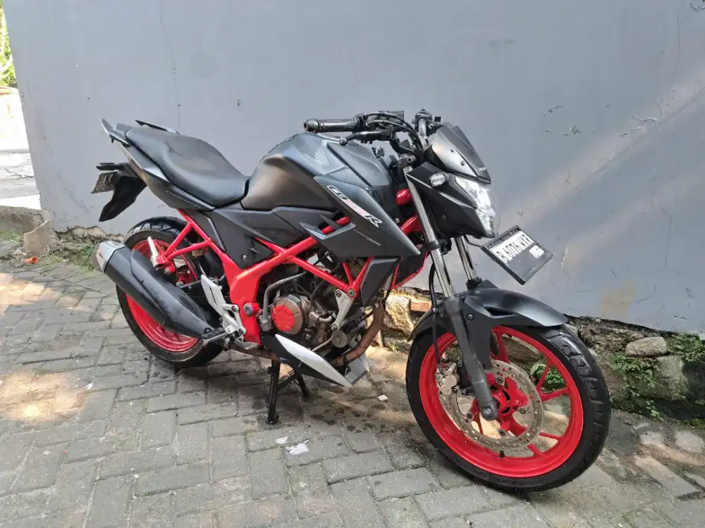 Honda cb150r 2016