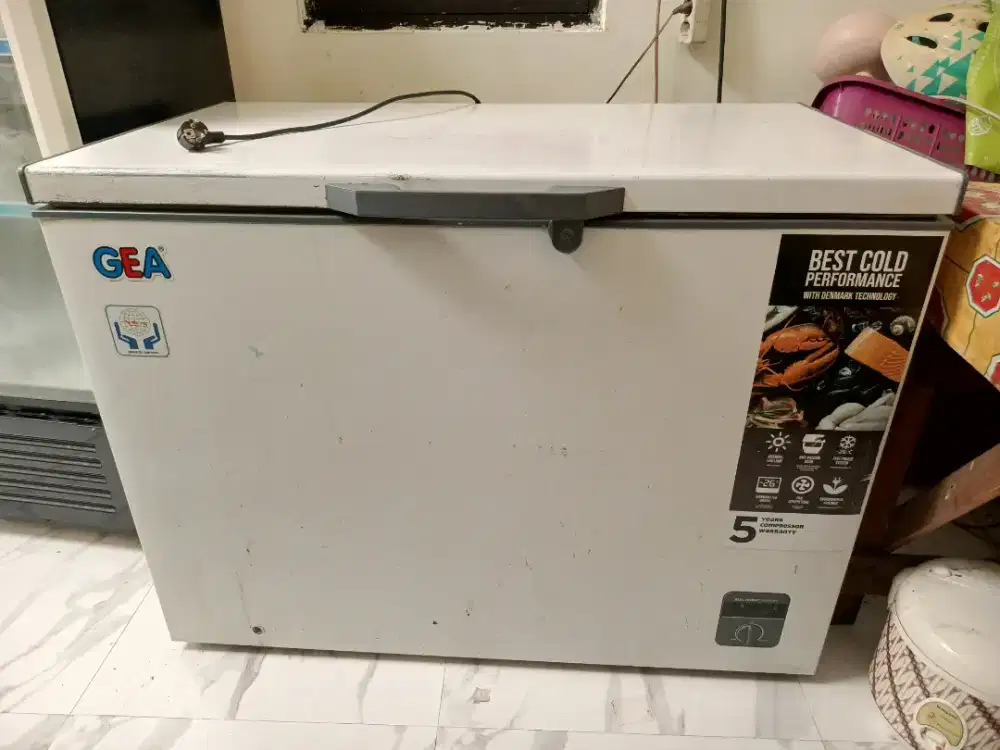 Frezer merk Gea kapasitas 318liter