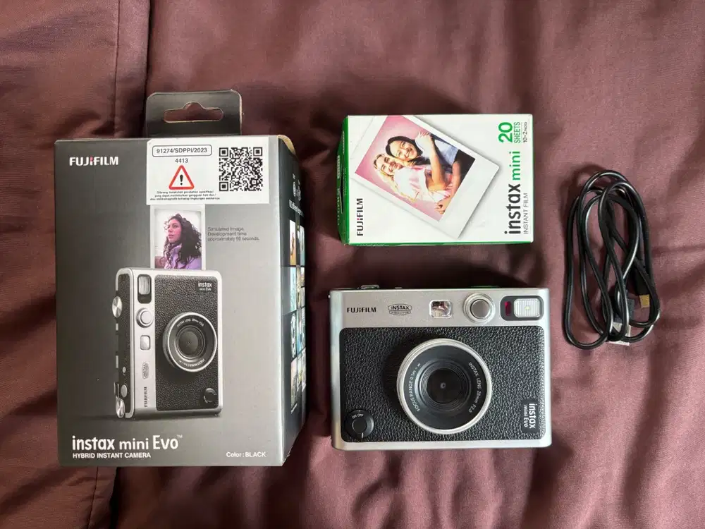 (Preloved)FUJIFILM INSTAX MINI EVO CAMERA-LIKE NEW