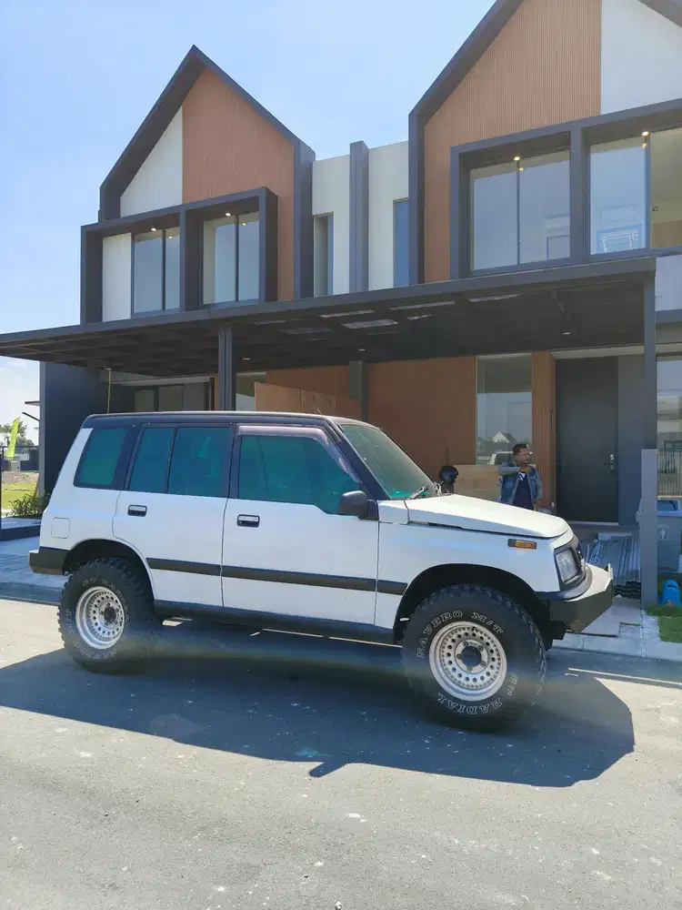 Suzuki Vitara th 93 4x4 aktif asli putih