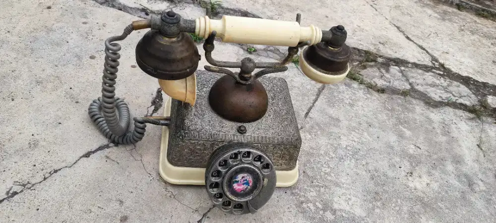 Telepon Jadul Ukiran Warna Emas