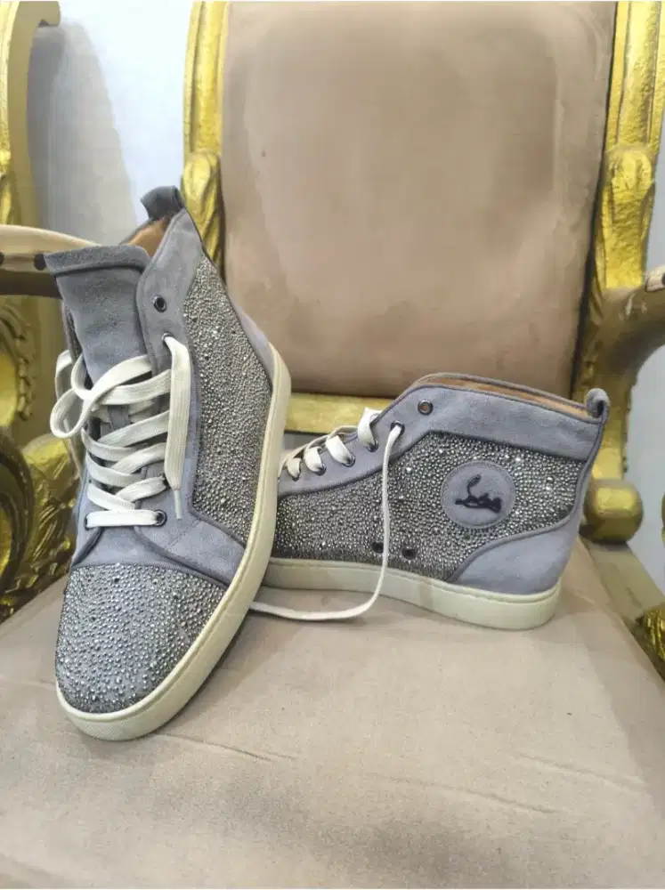 sepatu merk Christian Louboutin ukuran 44 warna abu-abu