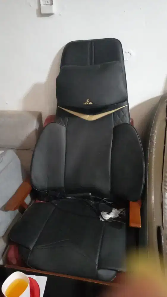 Kursi pijit di mobil