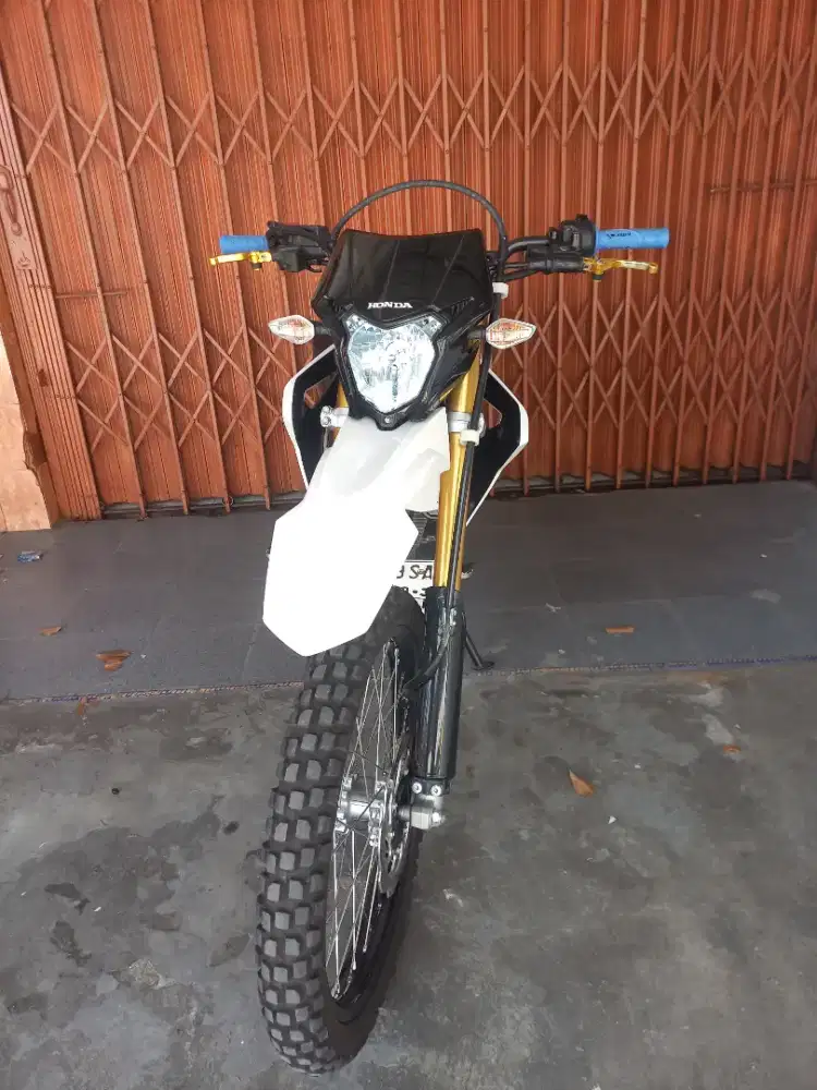 Di jual crf 150L 2025 kondisi seperti baru