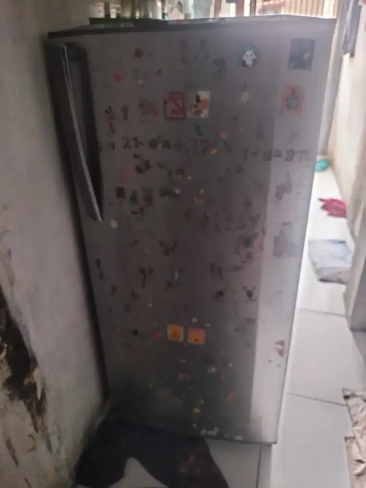Dijual kulkas merk LG