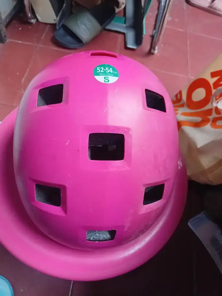 Helm untuk roller skate anak