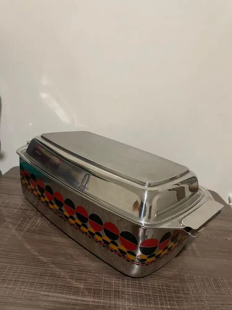 Fissler wadah stainless steel dengan  penutup.