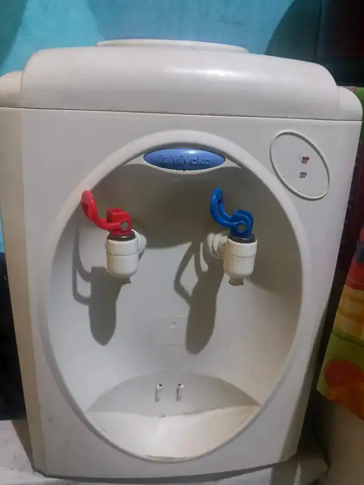 Dispenser air panas dan biasa