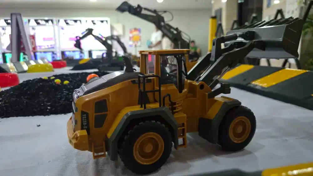 Mainan Remote Control Truck Loader Yigong 2.4Ghz like new!