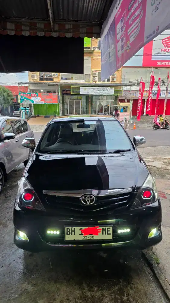 Dijual kijang innova 2011