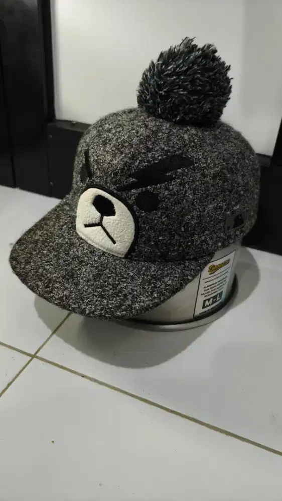 Topi snapback MLB berkarakter beruang marah