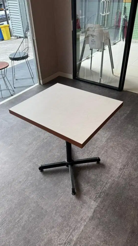 DIJUAL BEKAS MEJA CAFE/RESTORAN MINIMALIS 70x60cm