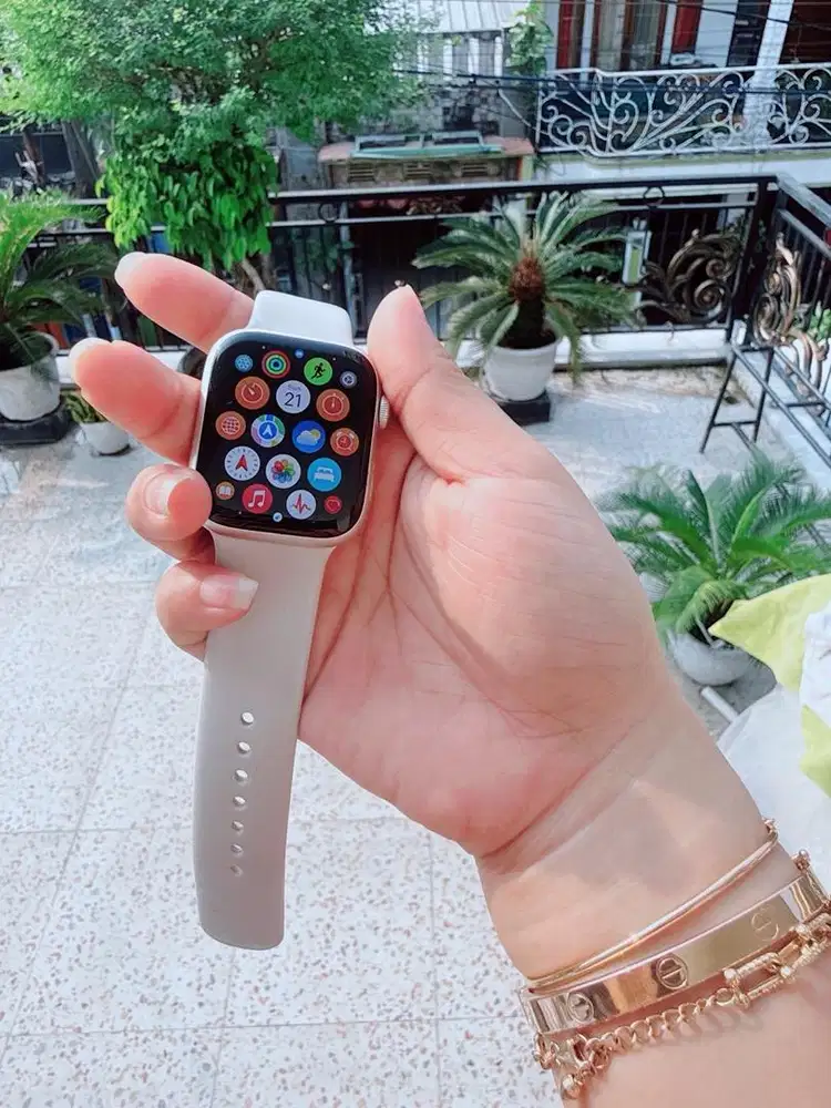 Apple watch series 7 45mm Starlight
