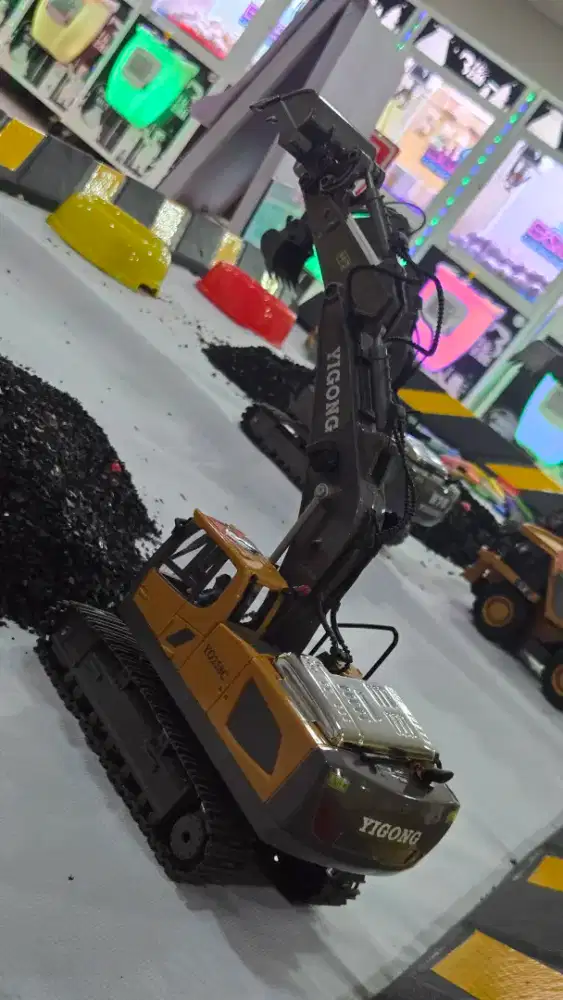 Mini excavator yigong 2.4Ghz ada timer