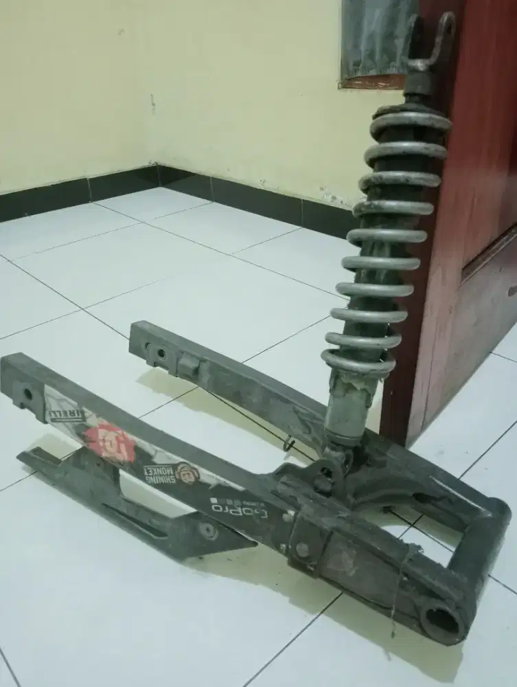 Swing Arm + Shock Original