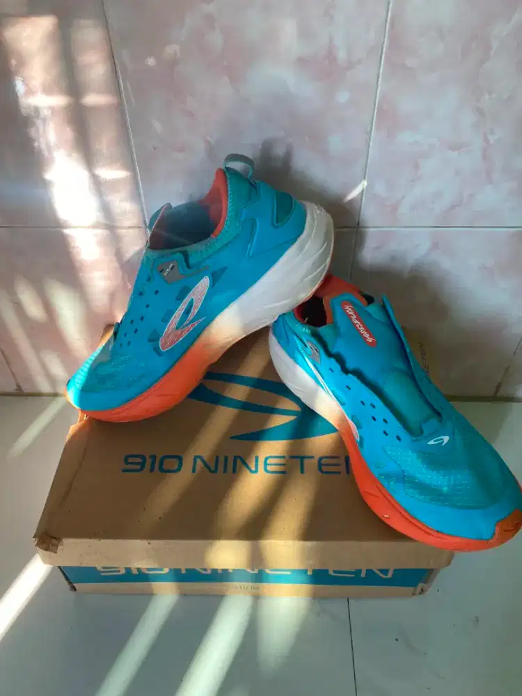 Sepatu running yuza riot goresplash istimewa