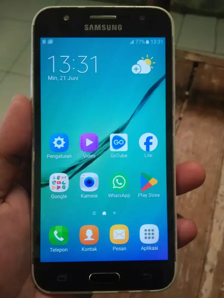 Samsung galaxy J5 2015 4G layar 5 inchi amoled