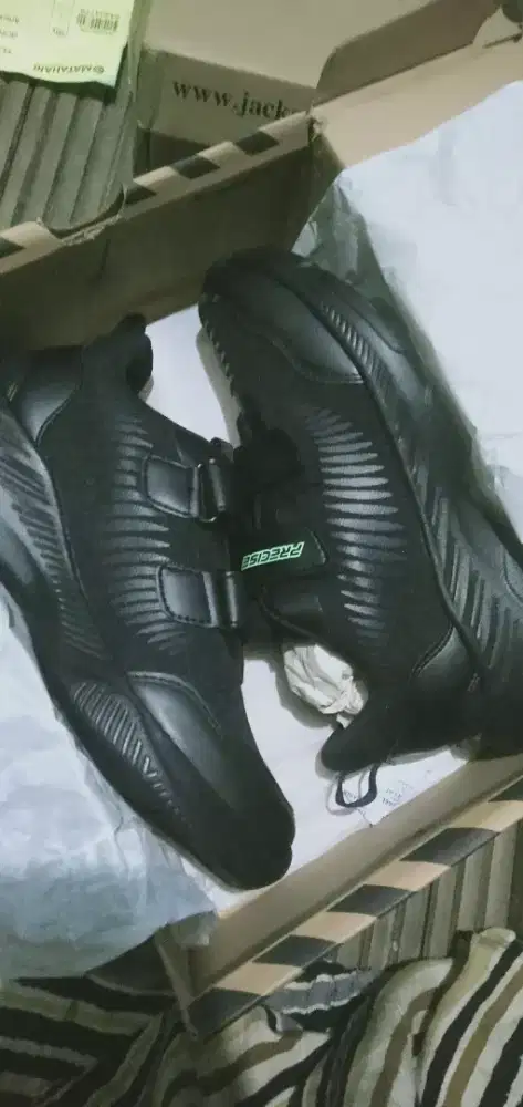 Sepatu anak laki-laki