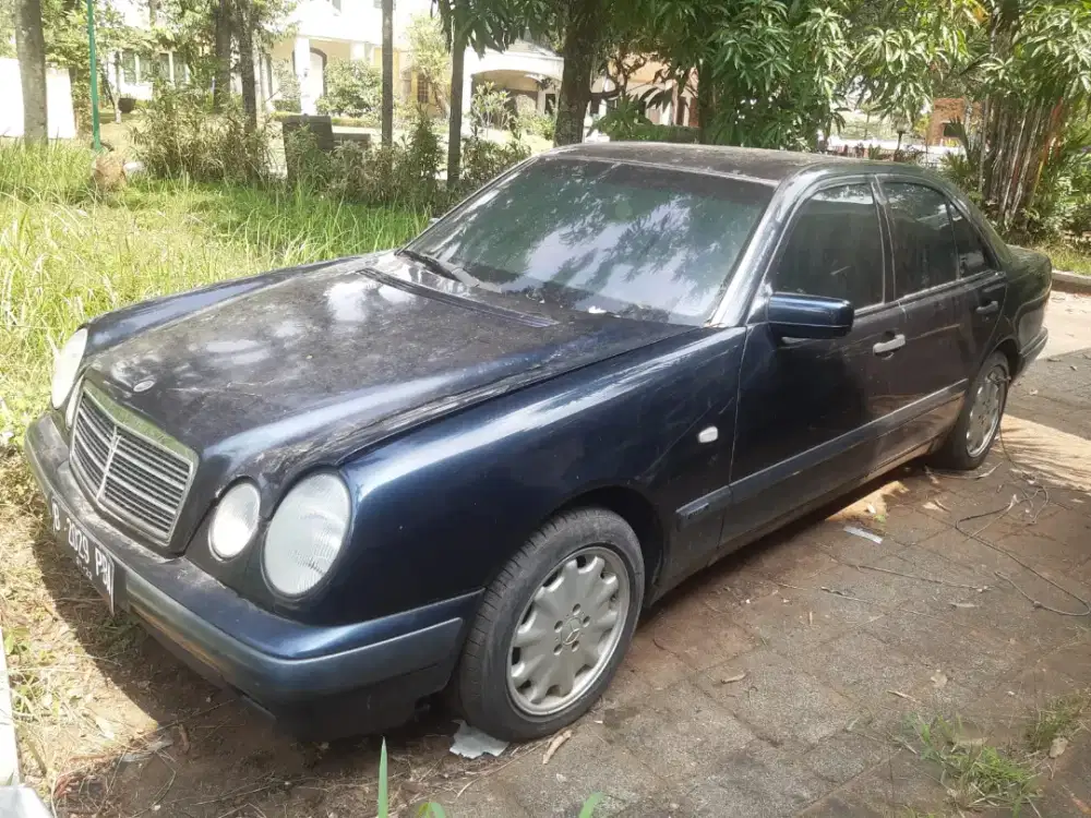 Mercedes-Benz E230 2003 Bensin