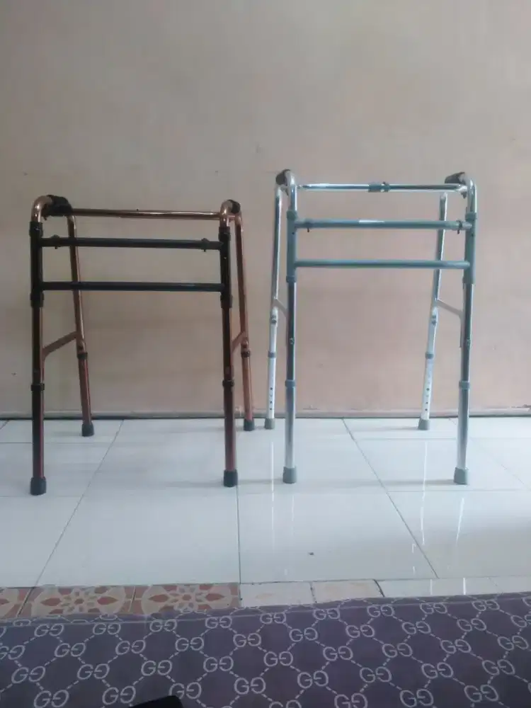 walker lansia dan tongkat ketiak