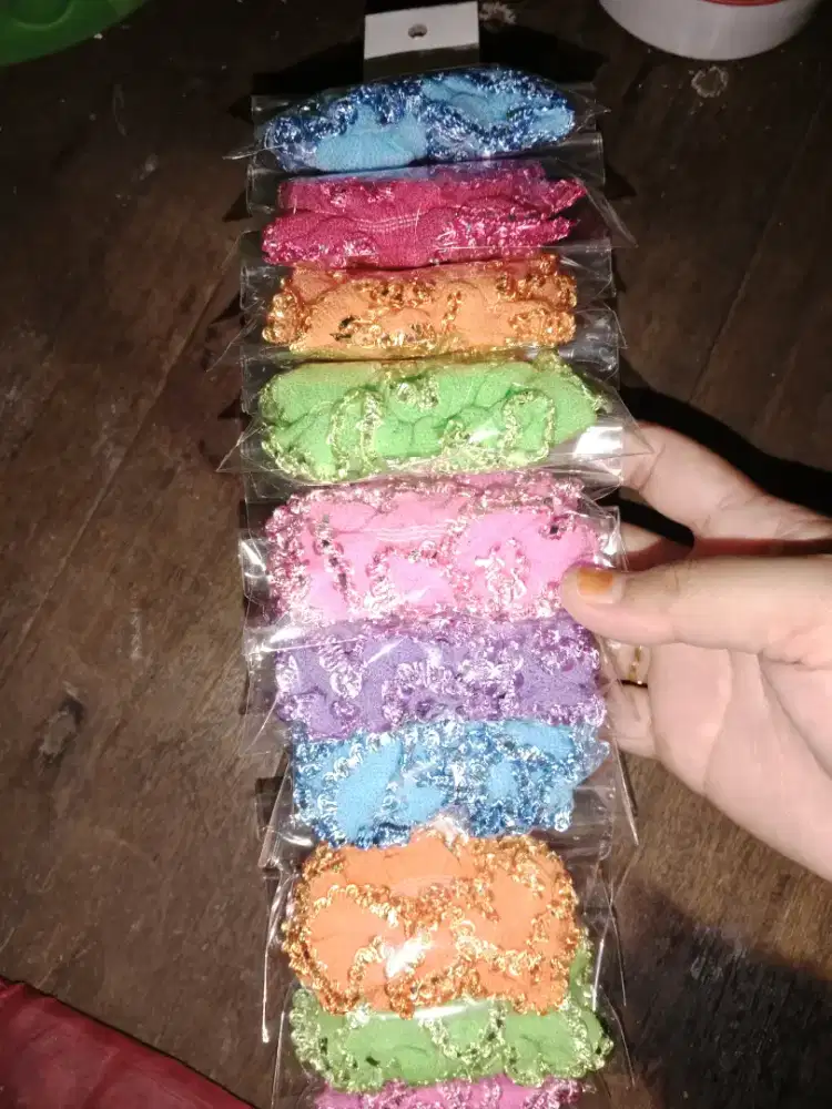Yuks di beli ikat rambut dan kalung