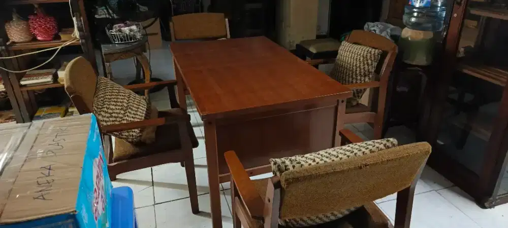 Meja Kayu + 4 kursi kayu
