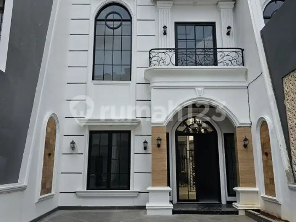 Rumah Jagakarsa American Classic ada swimming pool
