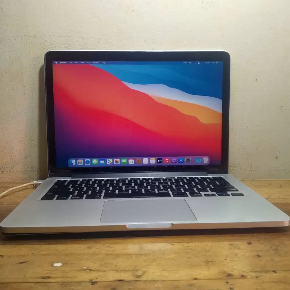 Macbook Pro Retina 13 inch 2015 core i5 Ram 8 GB SSD 128 GB MINUS