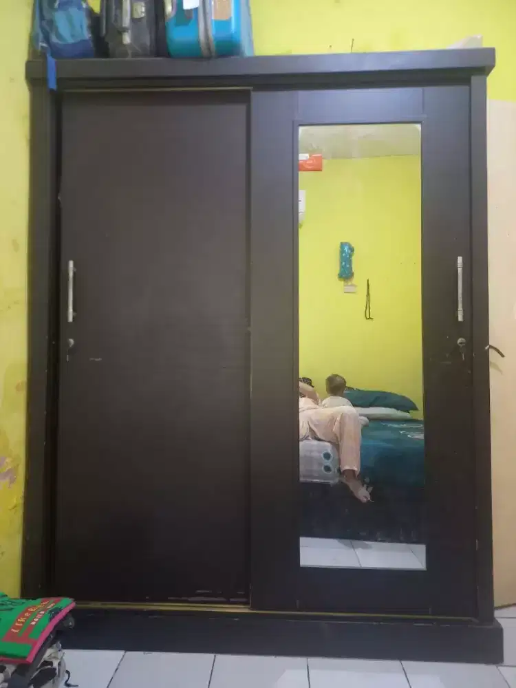 1 set lemari dan tempat tidur