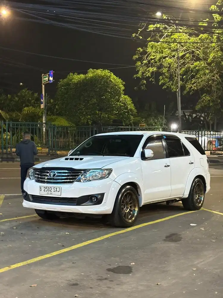 TOYOTA FORTUNER G VNT DIESEL AUTOMATIC SOLAR