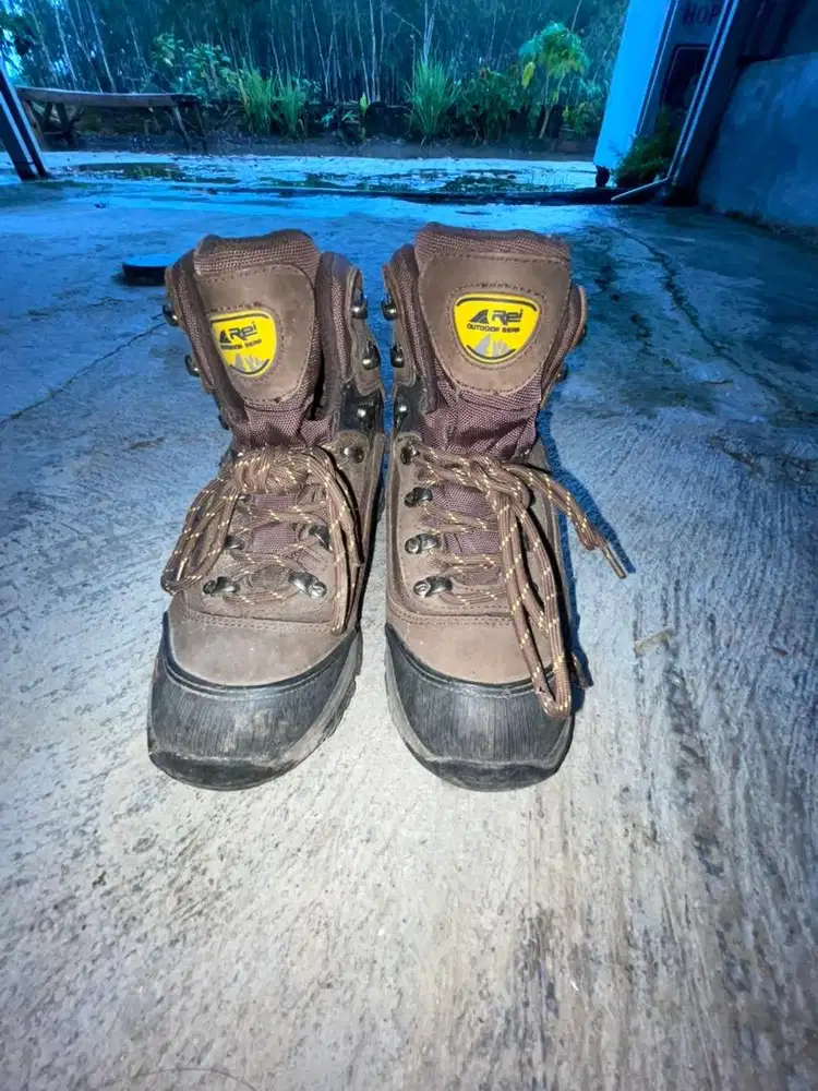 Sepatu gunung AREI