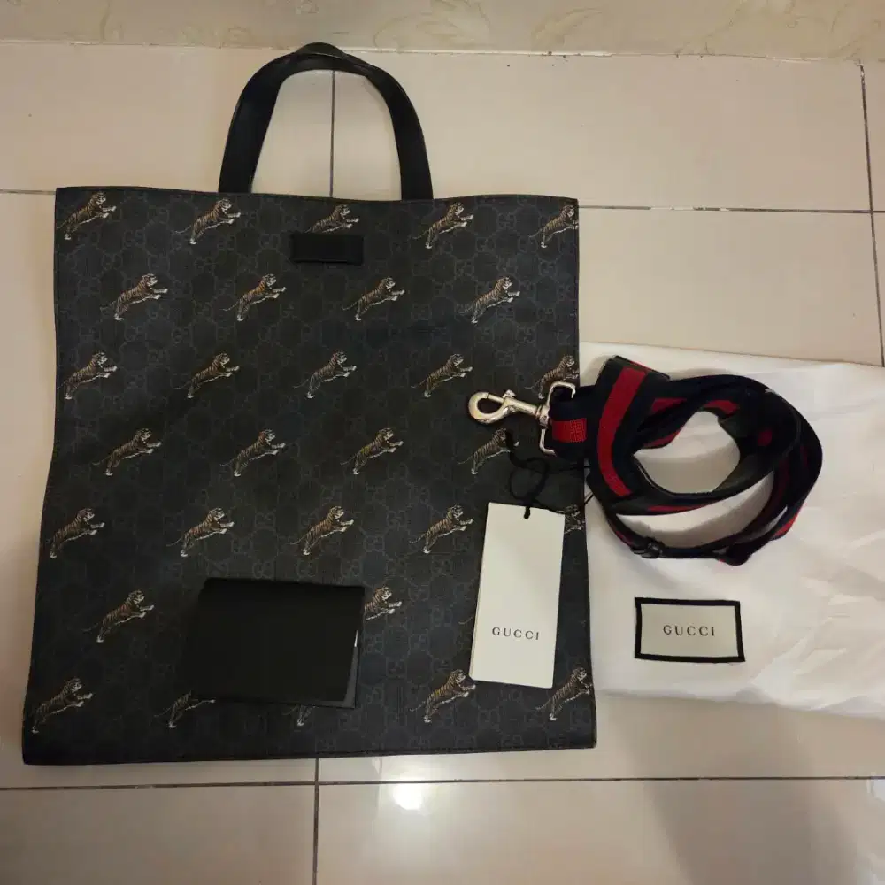 Gucci GG Supreme Tiger Tote