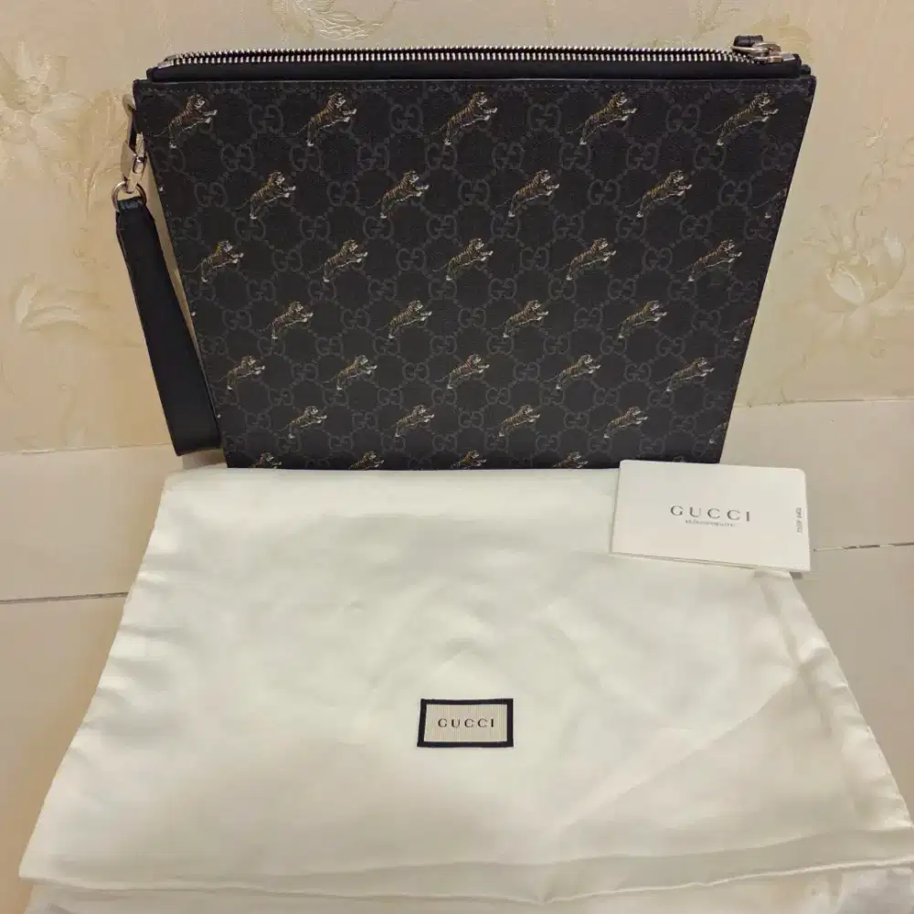 Gucci GG Supreme Tiger Clutch