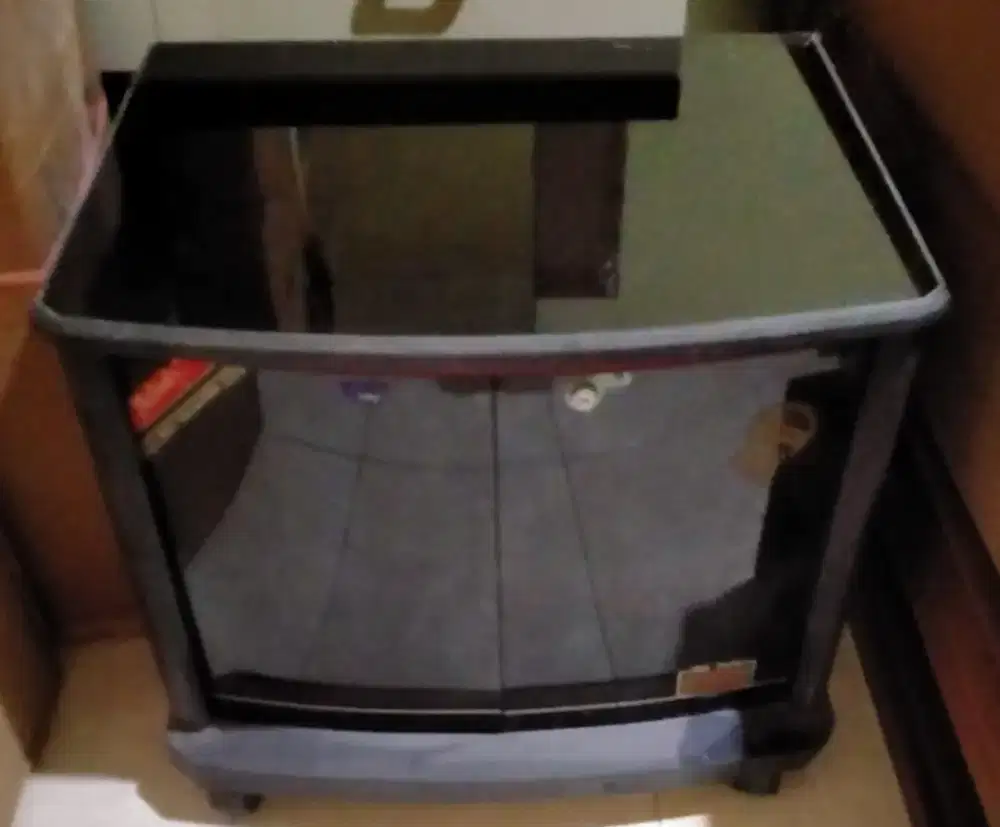 Meja TV minimalis Kaca Tebal 2 Rak Kondisi Baik