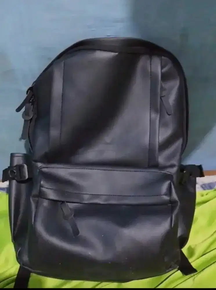 Tas ransel keren kulit sintetis hitam