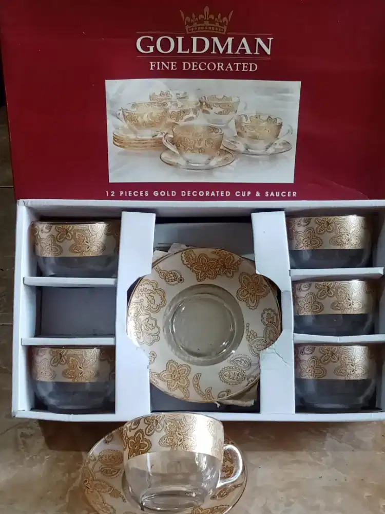 Satu set cangkir teh lawasan