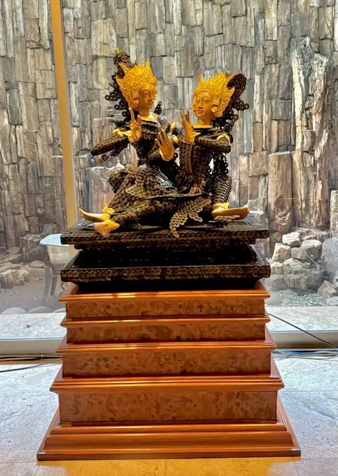 Ukiran kayu Bali lapis coin kuno