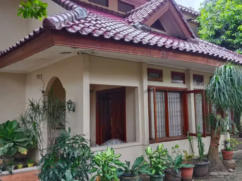 DIJUAL di Bawah NJOP Rumah Klasik Nan Rimbun dengan Swimming Pool di Ampera/Kemang Jakarta Selatan