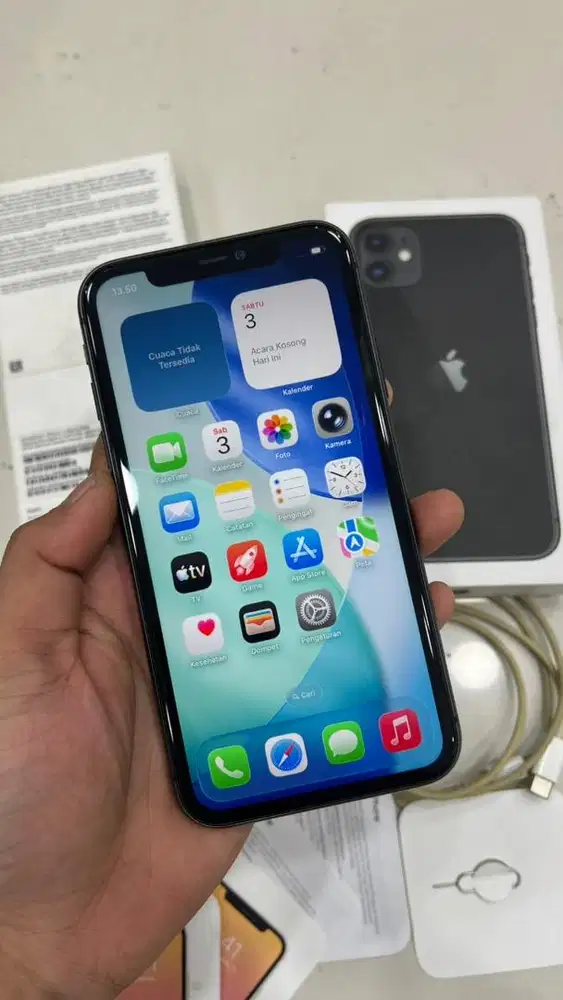 FOR SALE: iPhone 11 64GB Black - Eks iBox (Like New) bh89%