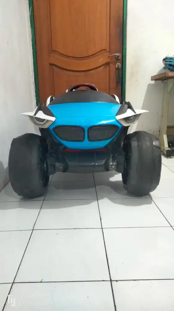 Mobilan aki anak besar.