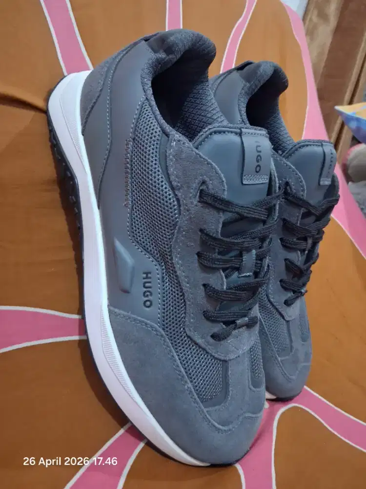 SALE..HUGO BOSS ABU
Size 42