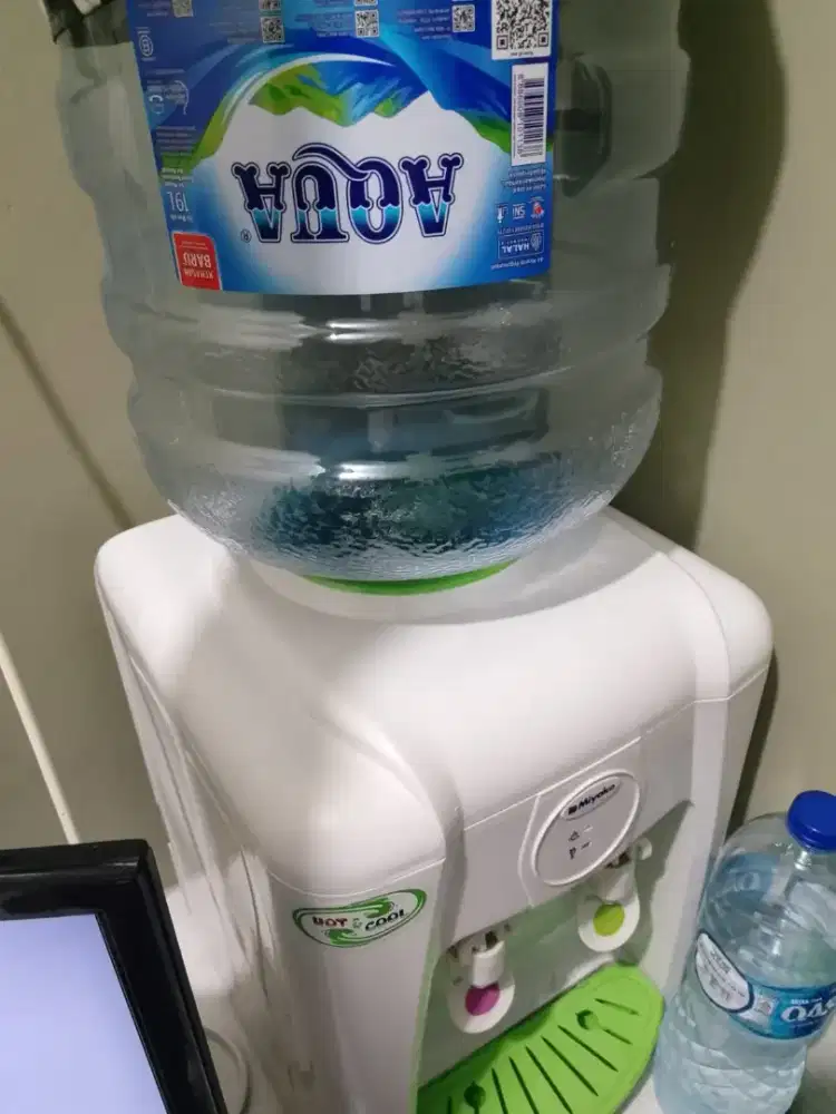 Dispenser Miyako Bisa Dingin, Panas dan Normal + Galon Aqua