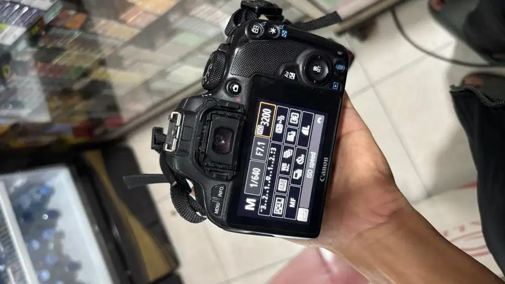 Canon EOS 100D DSLR + Lensa Kit 18-55mm IS Siap Pakai