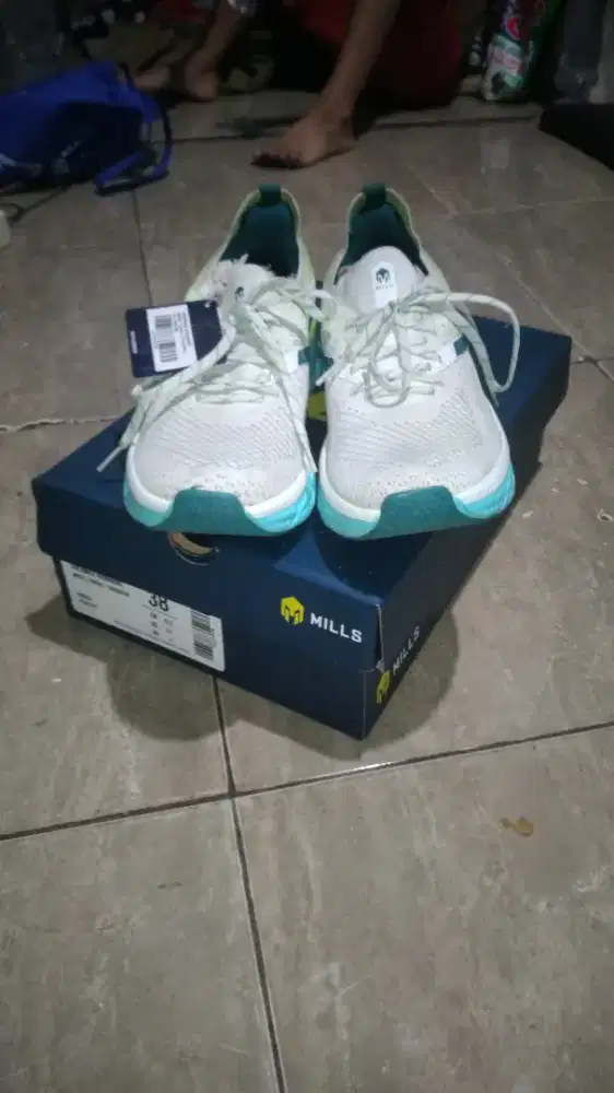 Sepatu running MILLS