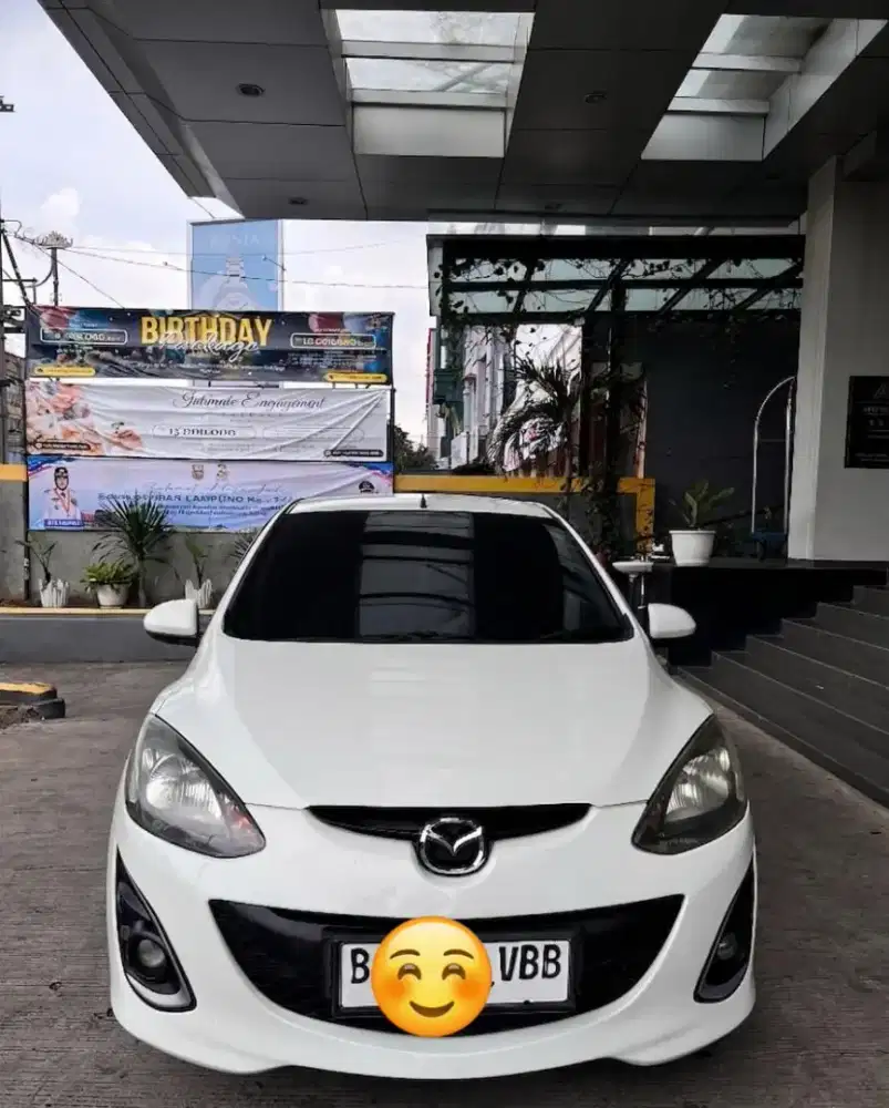 Mazda 2 m/t putih