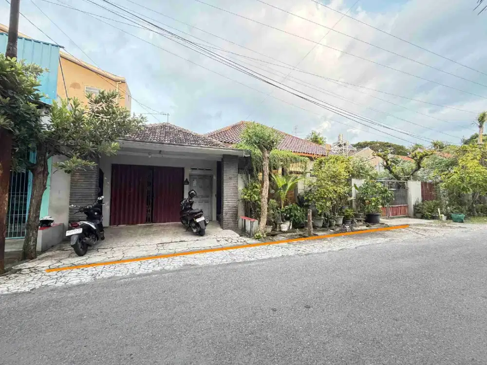 rumah second bagus luas 220m Kerten solo kota jalan lebar