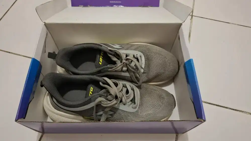 DIJUAL SEPATU LOTTO CHASE CASUAL/LARI/JOGGING ABU ABU PUTIH SIZE 42