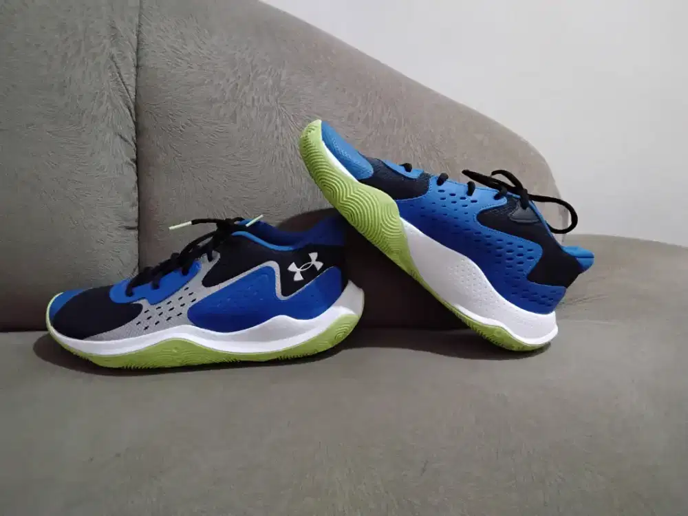 SEPATU UNDER ARMOUR JET '23  BLACK/TECH BLUE/METALLIC SILVER